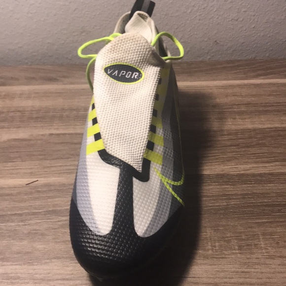 Nike athletic shoes - Picture 2 of 5